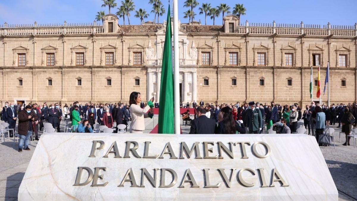 La presidenta del Parlamento de Andalucía, Marta Bosquet, este lunes en el izado de la bandera en el acto institucional del 28F.