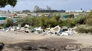 Un vertedero en la desembocadura del barranco de Arguineguín