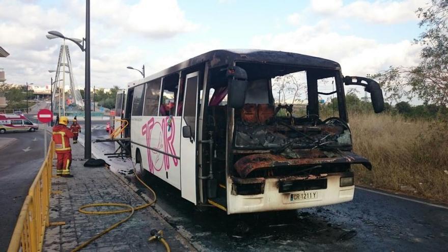 El autobús incendiado en Manises.