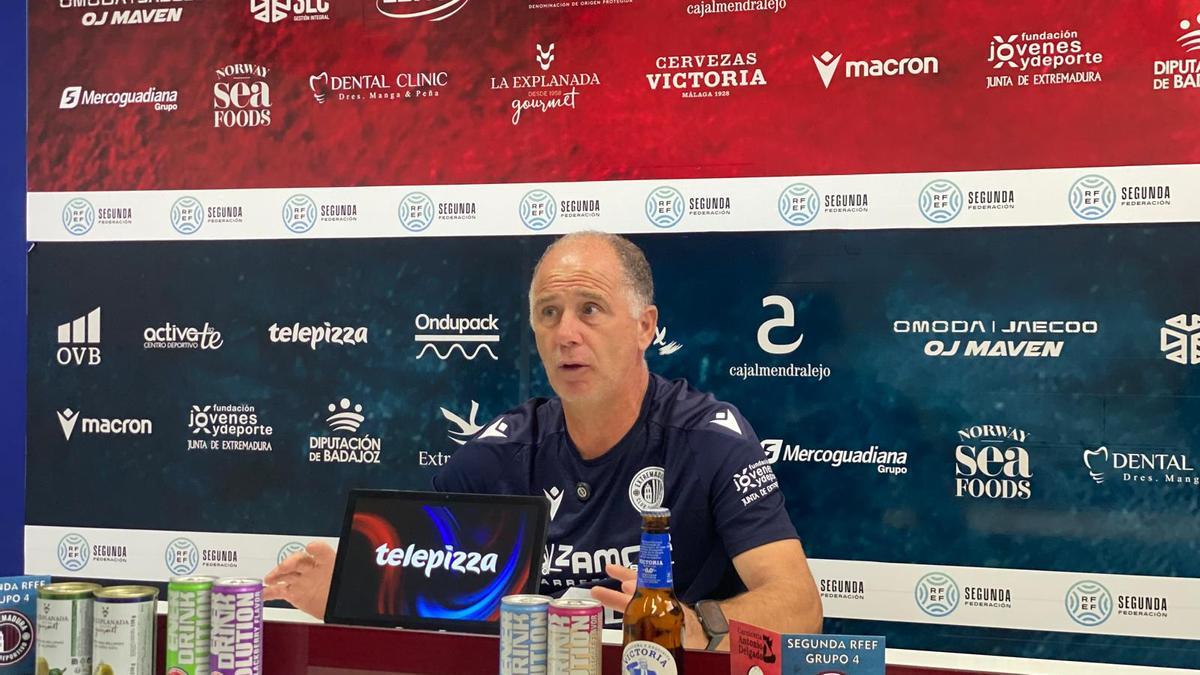 Cisqui, entrenador del Extremadura, en sala de prensa.