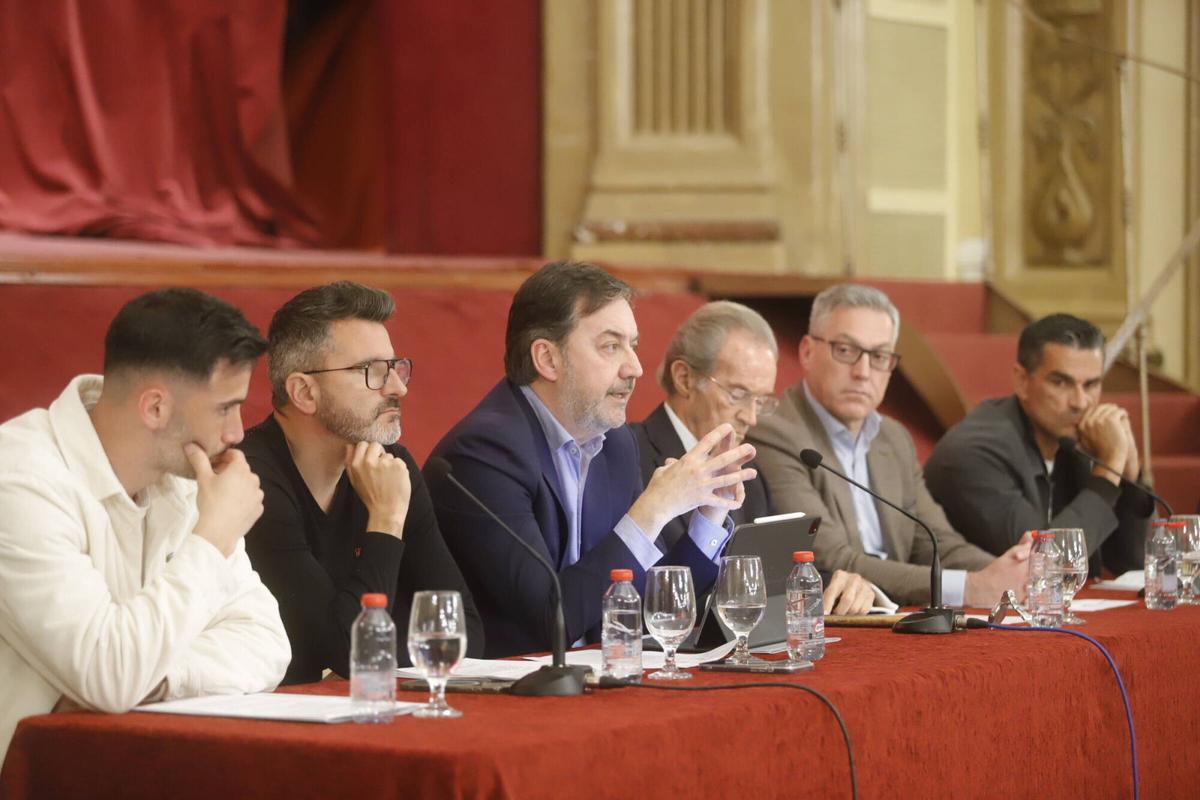 La mesa redonda en el Real Círculo de la Amistad, con protagonistas del Córdoba CF, en imágenes