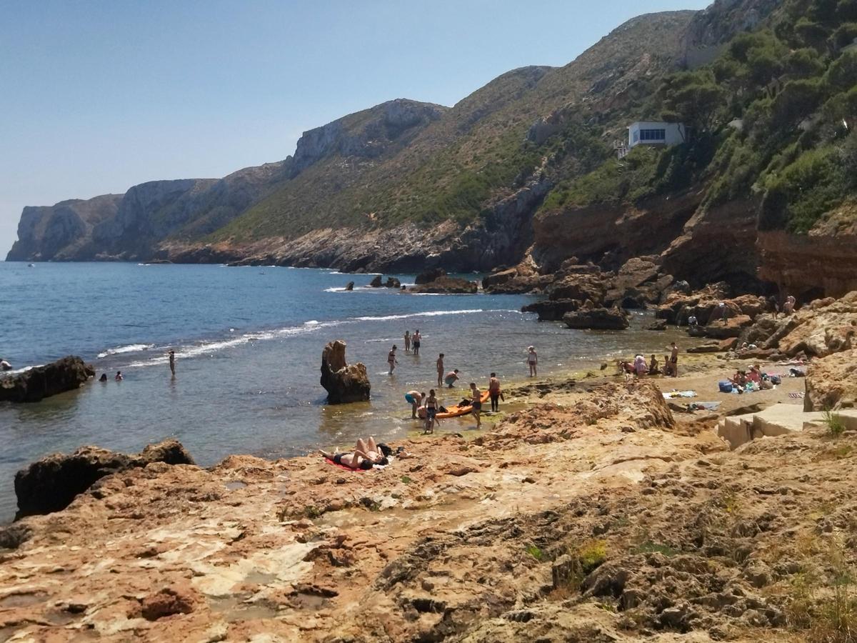 Dénia, referente del turismo de bienestar, cultural y diverso; la playa de les Arenetes