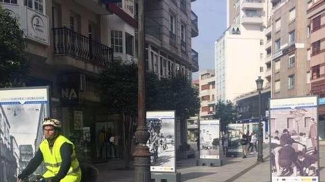 Un ciclista circula entre los paneles de la exposición.  // FdV