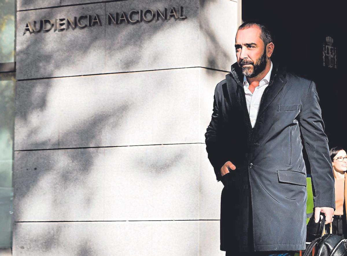 Víctor de Aldama en la Audiencia Nacional. A la  izquierda los mensajes entre el comisionista y Leonor González, implicada en el caso hidrocarburos.