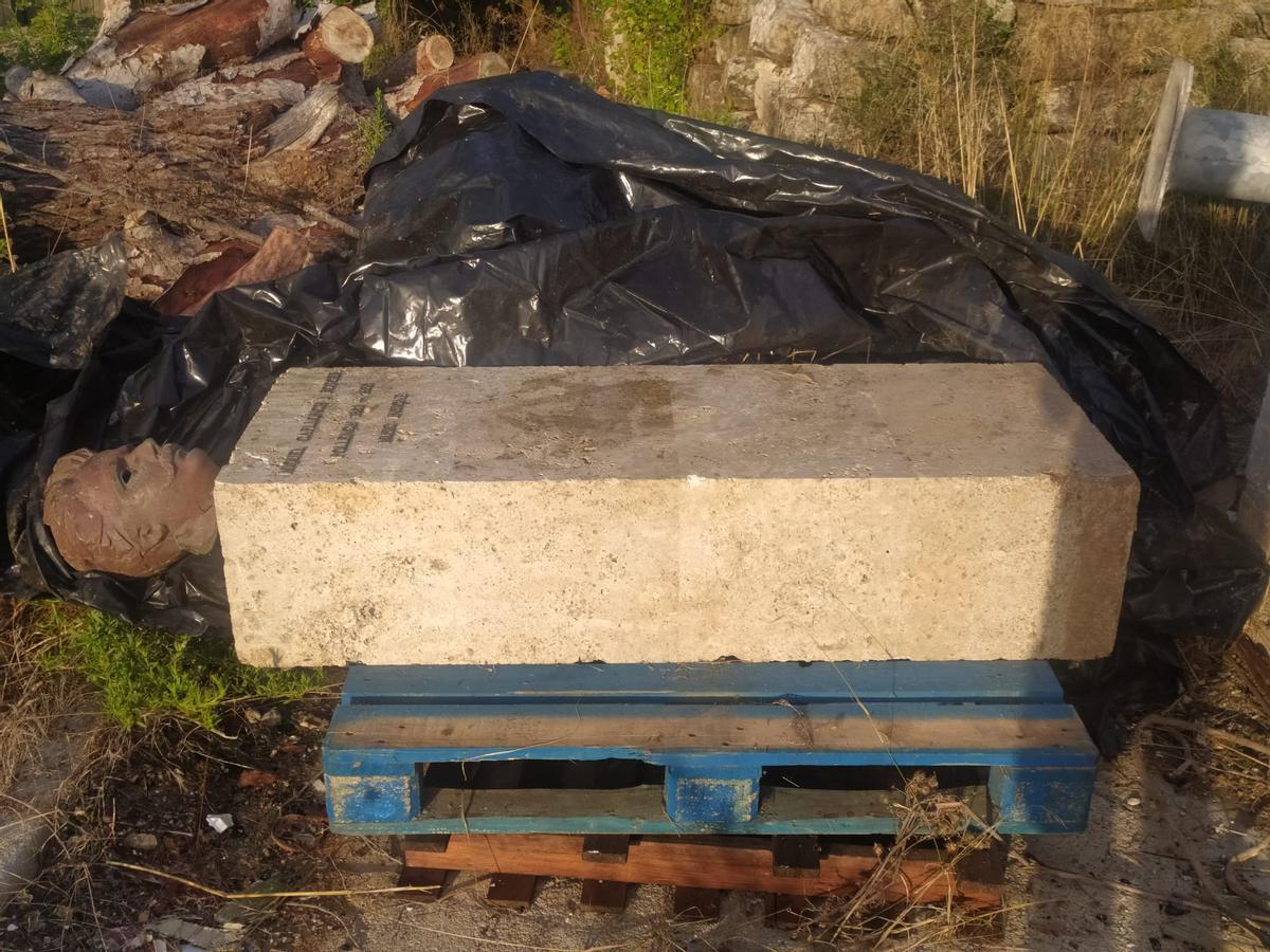 El busto de Miquel Capllonch, en el lugar en el que fue encontrado hace varias semanas.