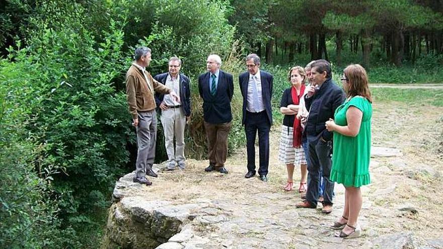El director de Patrimonio (tercero por la izda.), con miembros del Gobierno local, ayer en Ponte Lubiáns. / m. s.
