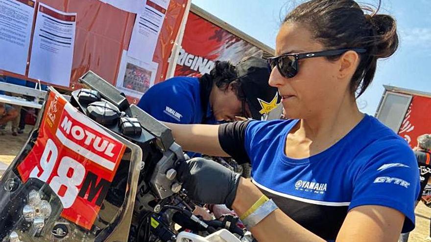 La piloto zamorana Sara García comprueba su moto. | S. G.