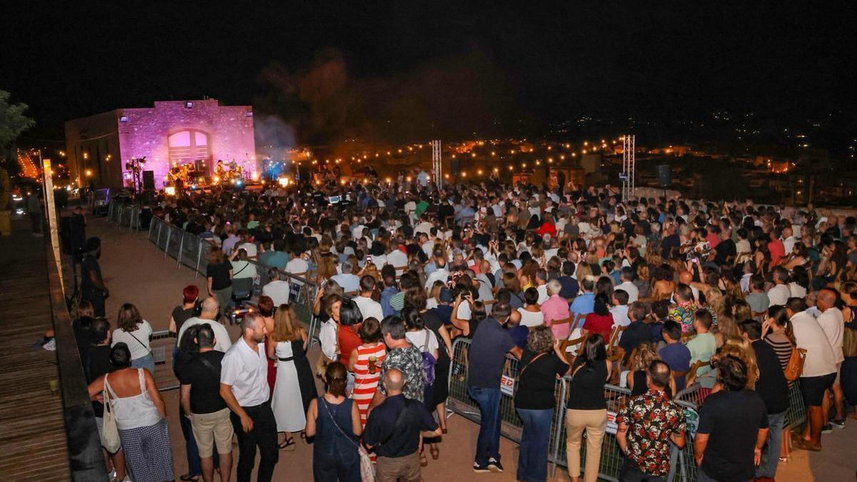 Entre las propuestas musicales destacan las actuaciones de artistas nacionales de referencia como Estrella Morente y Ana Torroja, que deleitarán al público en junio y julio.
