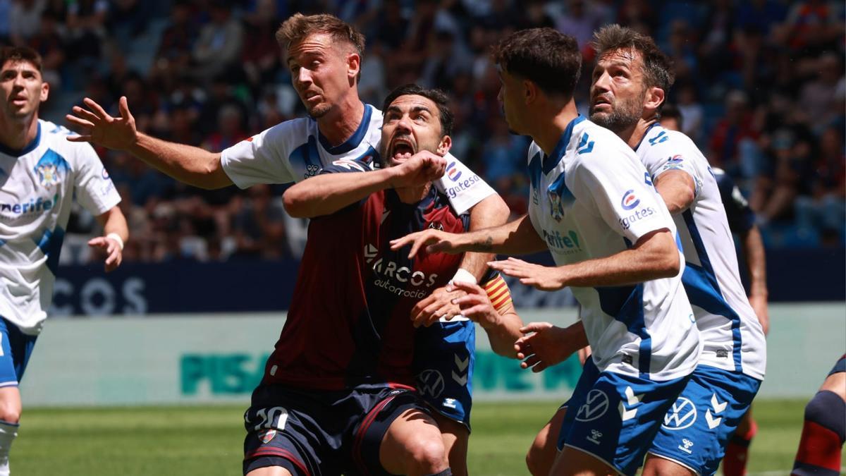 Un momento del partido Levante UD-Tenerife