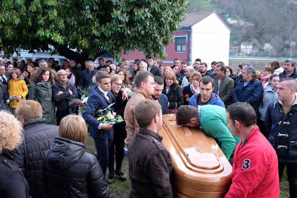 Funeral en Cabañaquinta por Enol Megido