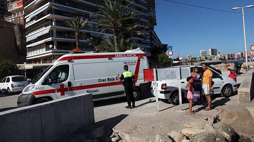 La ambulancia que llevó a la mujer al hospital, ayer.