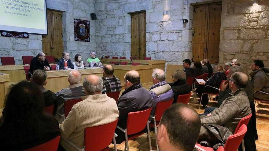 Reunión con las comunidades de montes en el salón de plenos de Ponteareas. // D.P.