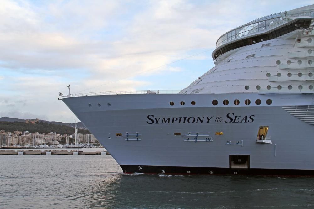 Rund 70 Personen haben am Sonntagmittag (8.4.) in Palma de Mallorca gegen Kreuzfahrtschiffe demonstriert. Anlass war die Ankunft des weltweit größten Kreuzfahrtschiffes "Symphony Of The Seas" im Hafen der Stadt.