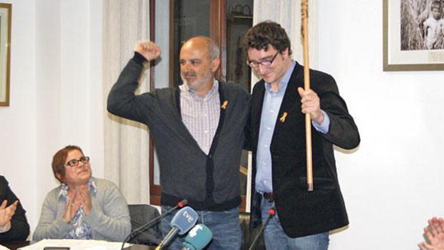 Miquel Cifre, puño en alto, entrega la vara de alcaldía a su sucesor, Antoni Reus, ayer en el ayuntamiento de Santa Margalida.