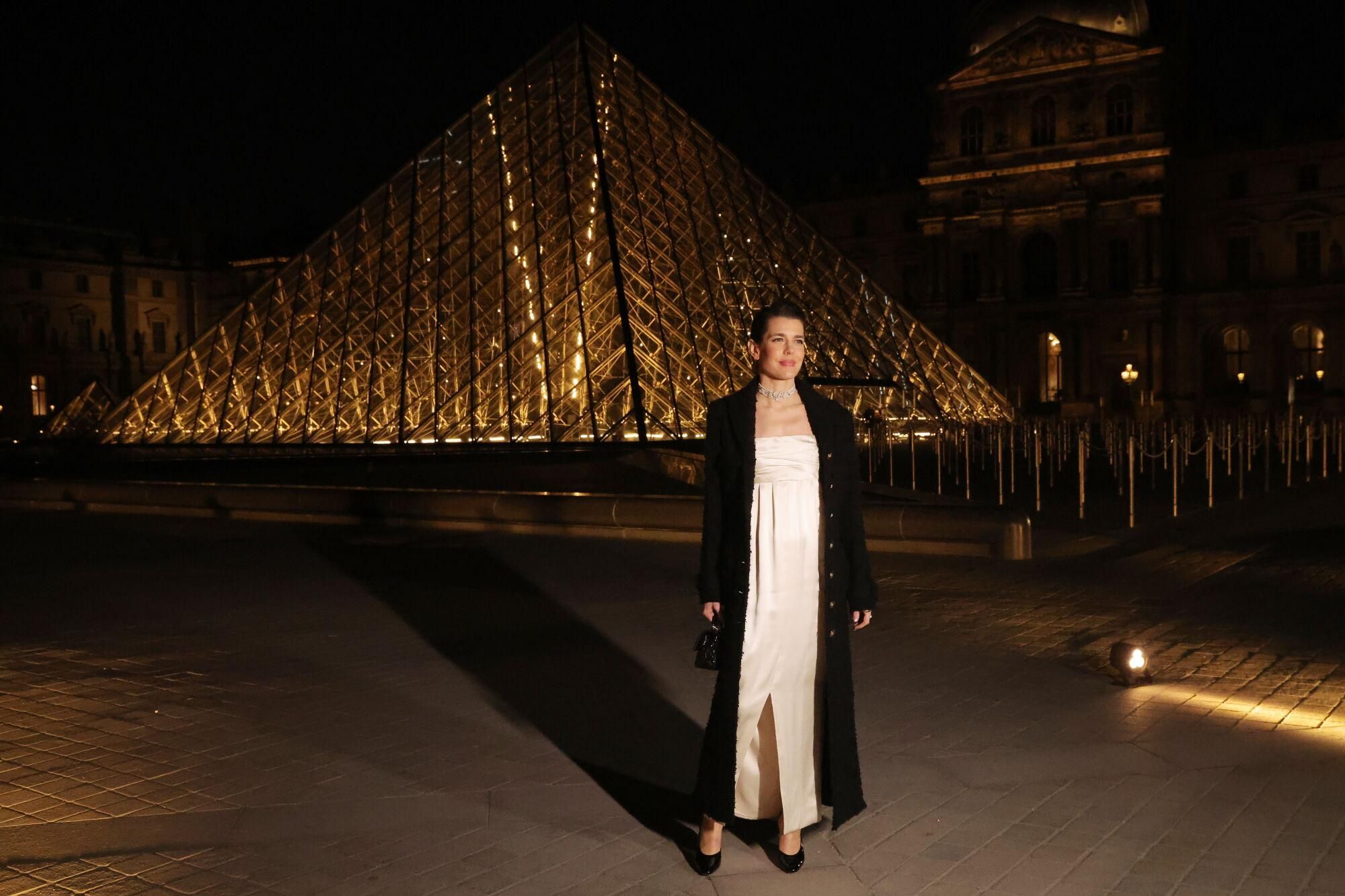 Paris (France), 04/03/2025.- Charlotte Casiraghi arrives for the 'Le Grand Diner du Louvre' at the Louvre Museum in Paris, France, 04 March 2025. The Louvre Museum is hosting the gala dinner to mark the official opening of Paris Fashion Week and to raise funds to support the Louvre's restoration projects, educational programs, and initiatives aimed at making the museum more accessible to a broader audience. (Moda, Francia) EFE/EPA/TERESA SUAREZ