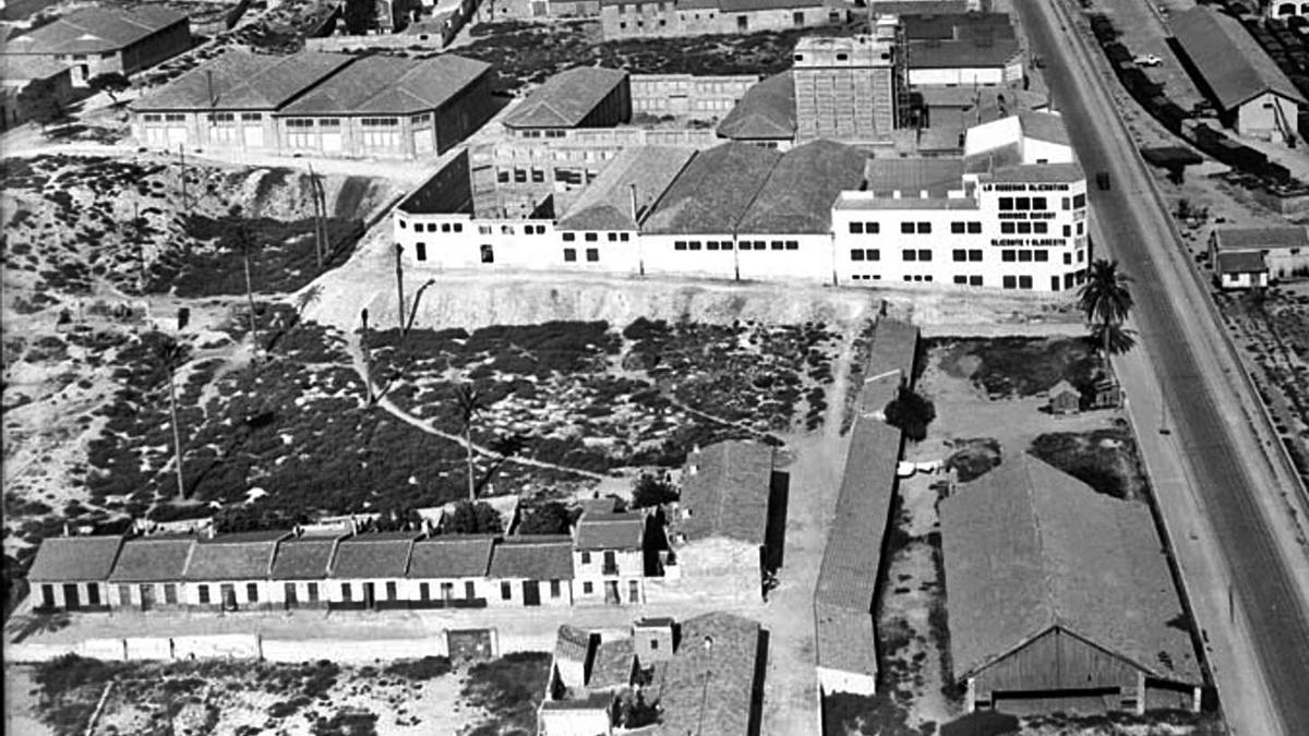 Harineras, almacenes y viviendas en Benalúa Sur. Mediados de los años cincuenta.