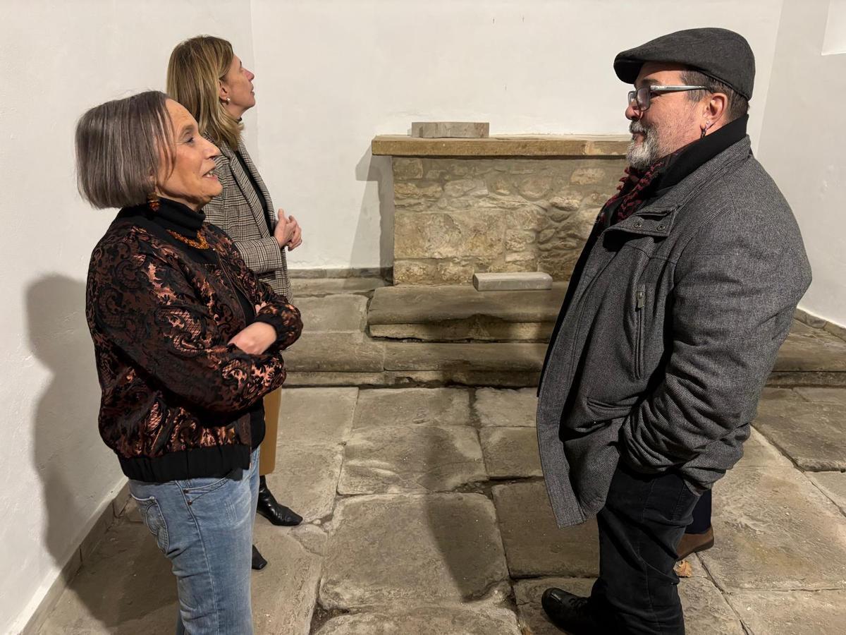 Pilar García Cuetos, Eva Pando y Roberto García en la capilla de la Casa de la Buelga, en Ciaño
