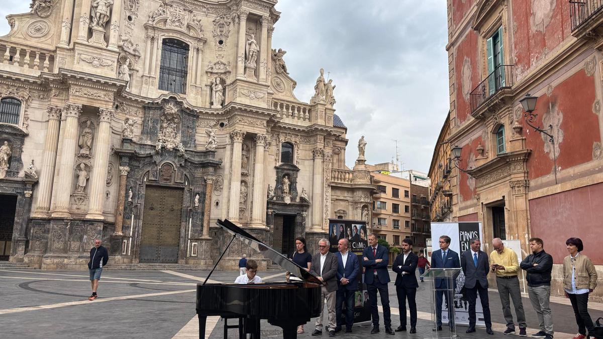 Presentación de la nueva edición de ‘Pianos en la Calle’ en la plaza del Cardenal Belluga.