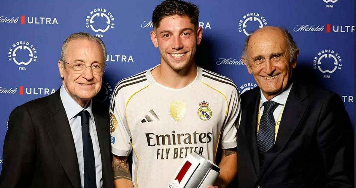 Valverde recoge el premio al MVP del partido contra la Juventus junto a Florentino Pérez, presidente del Real Madrid; y José Martínez Sánchez 'Pirri', presidente de honor del club.