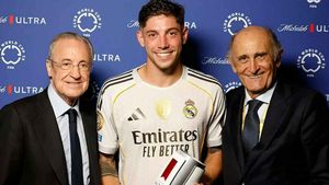 Valverde recoge el premio al MVP del partido contra la Juventus junto a Florentino Pérez, presidente del Real Madrid; y José Martínez Sánchez Pirri, presidente de honor del club.