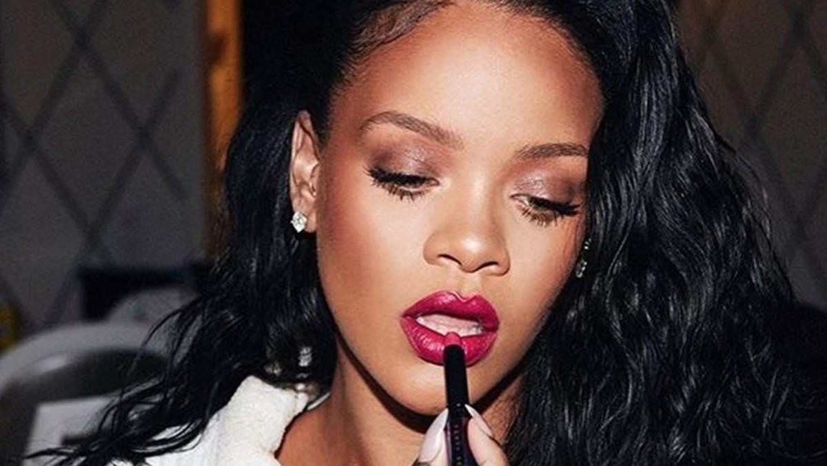 Rihanna, con uno de los productos de su línea de maquillaje.