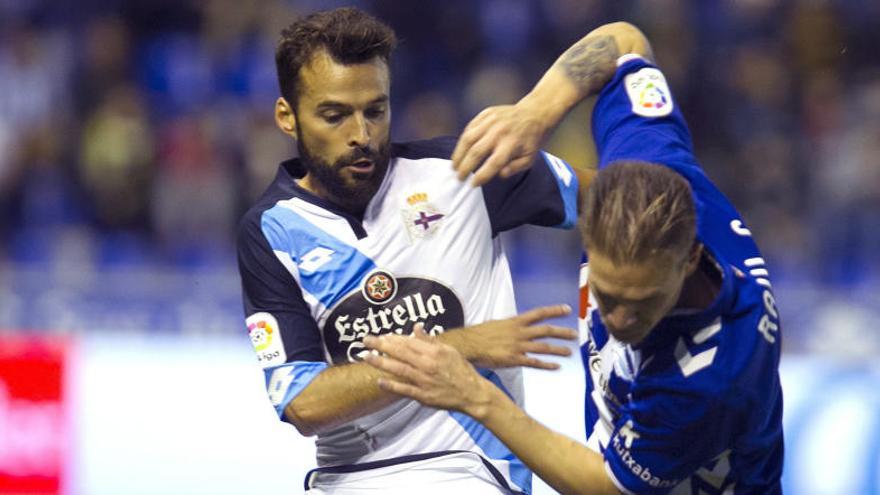 Gama disputa un balón con el defensa del Alavés, Raul García.