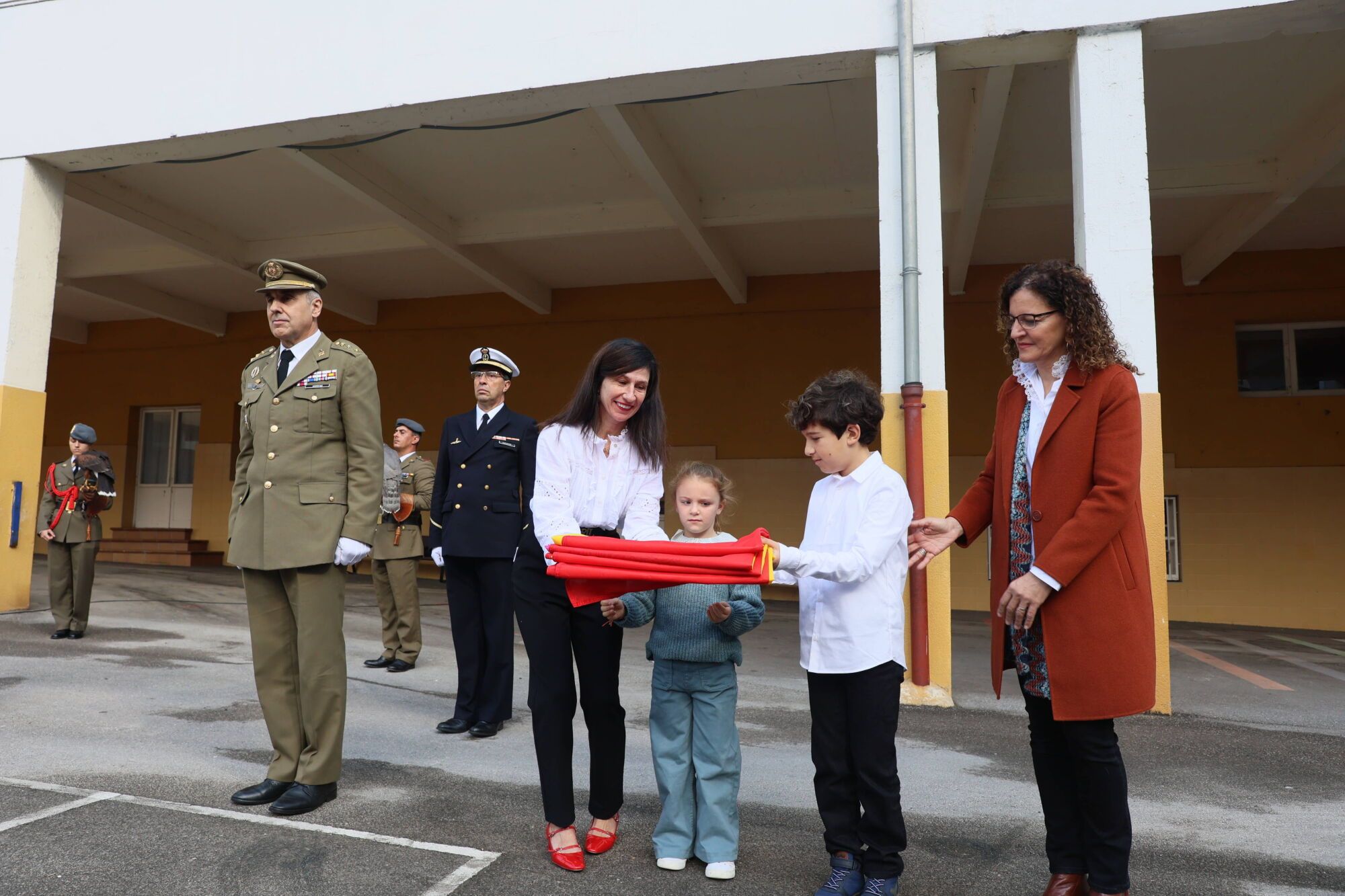 Escuelas Blancas. Acto de izado de la bandera con asistencia del delegado de Defensa y representantes de la Guardia Civil, la Policía Nacional y la Municipal, entre otros