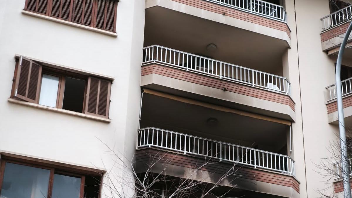 VÍDEO | Intoxicada una mujer al incendiarse una vivienda de un segundo piso en Palma