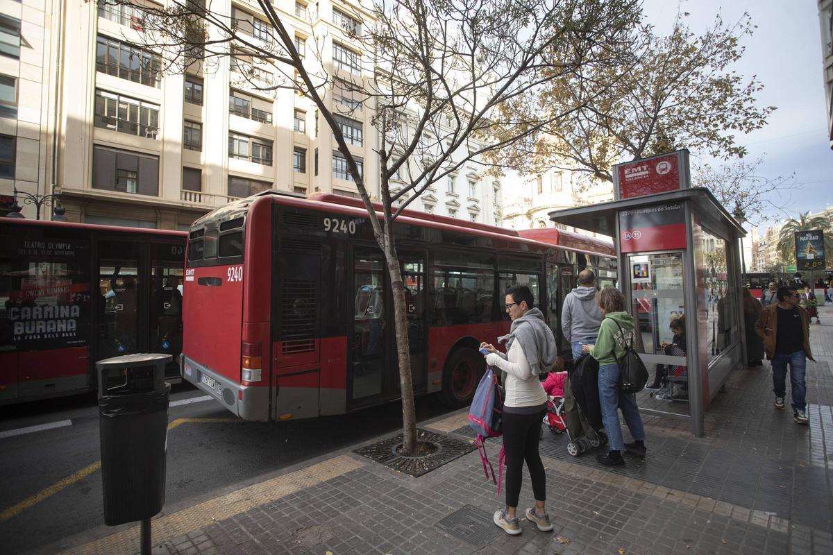 Un autobús recoge al pasaje en la parada de Marqués de Sotelo.