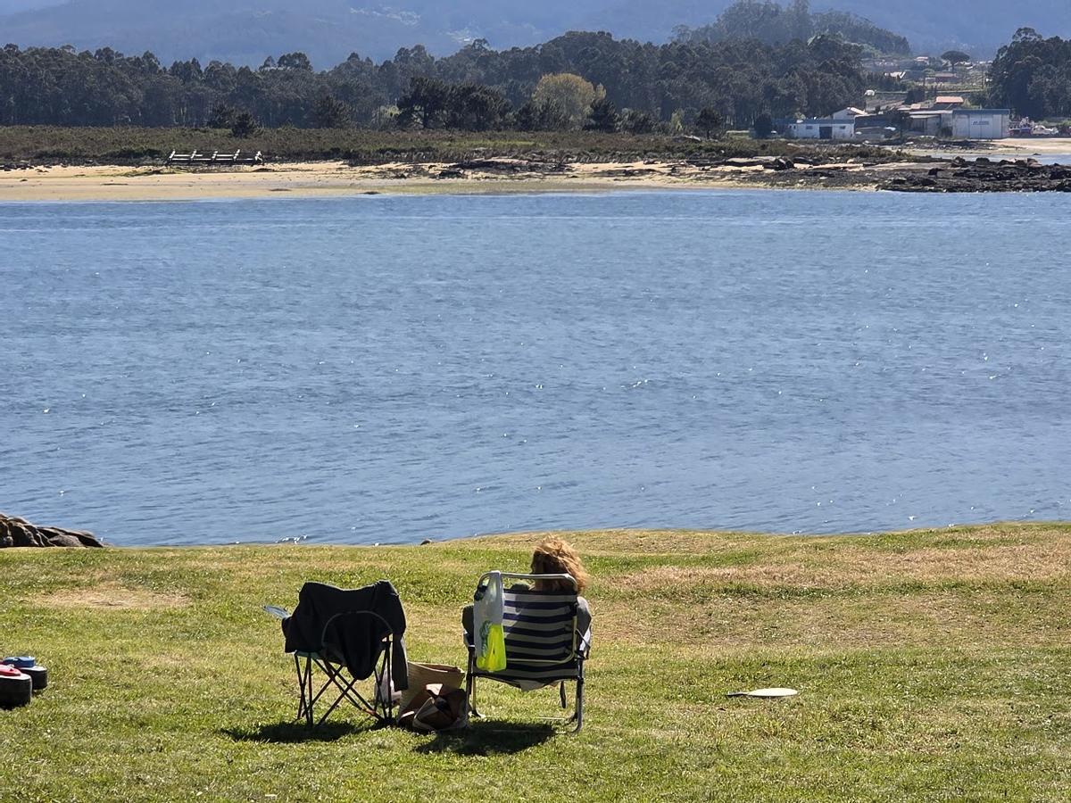 Una mujer disfrutando del descanso en A Toxa.