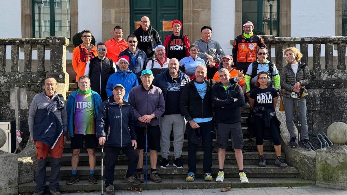 Los caminantes fueron recibidos en Rianxo por el edil Julio Alcalde.