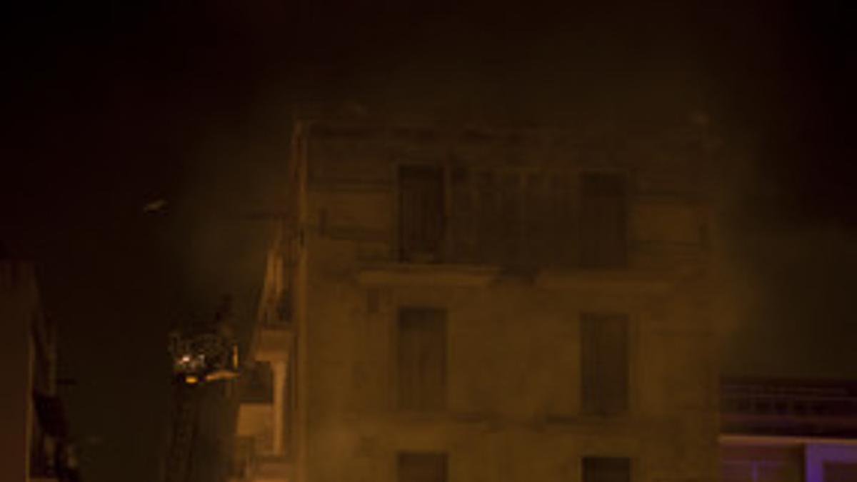 Fuego en un edificio en rehabilitacion de la Barceloneta