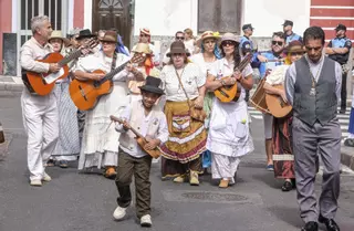 La Isleta sale de romería sin olvidar a la menor quemada