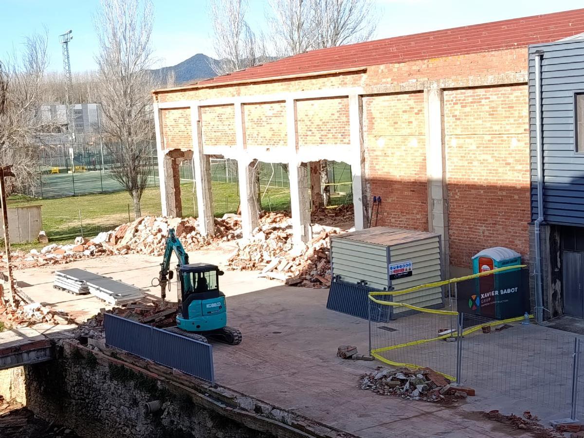 Enderroc parcial d’una de les naus de les Guixeres, amb la retirada de runa, en la primera fase del futur aparcament de Salt.