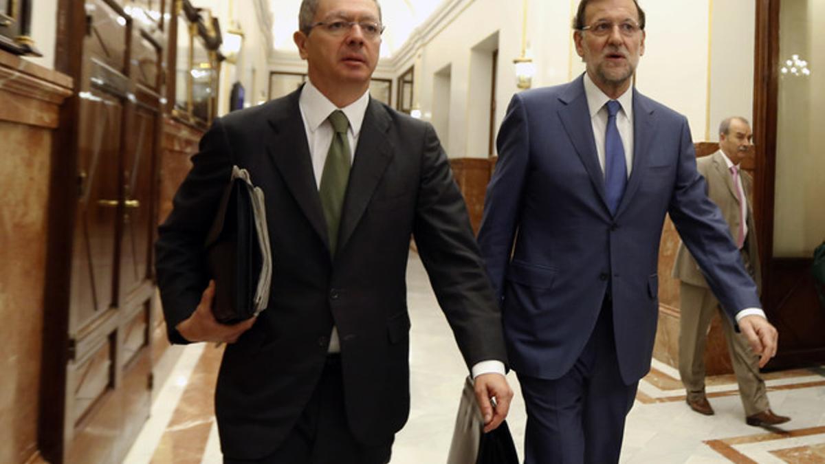 Alberto Ruiz-Gallardón y Mariano Rajoy, en los pasillos del Congreso, este miércoles.