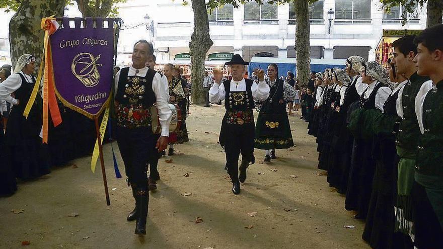 Procesión por el centro de Ponte Caldelas. // Rafa Vázquez