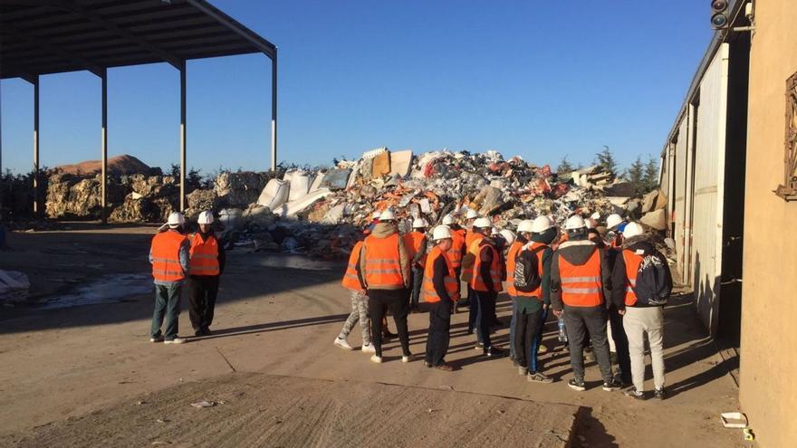 Una imagen de archivo de una visita a la planta de tratamiento que tiene Roviña en San Cristóbal de Entreviñas.