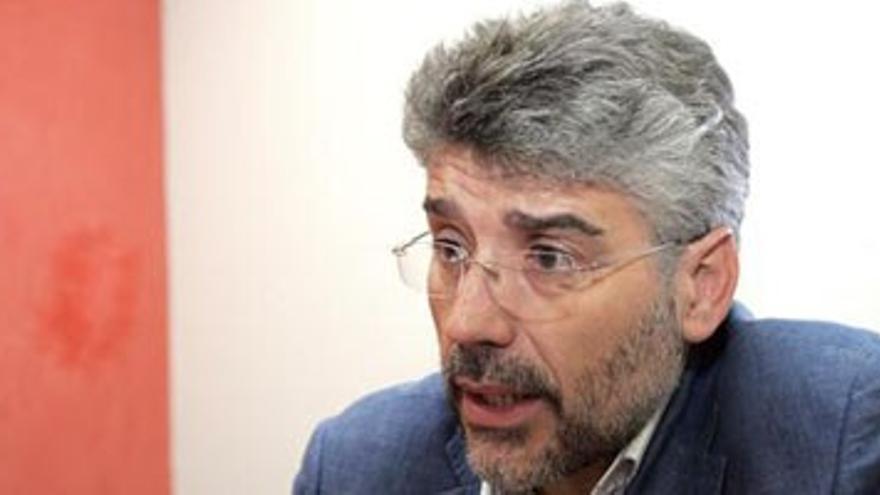 El portavoz parlamentario socialista rechaza entregar una Medalla de Extremadura