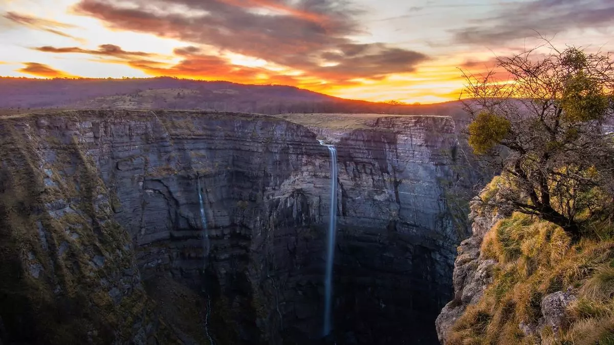 Más de cien metros de altura en un paisaje de piedra inesperado: Así es la cascada más alta de España