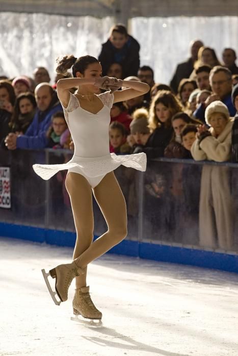 Exhibición de patinaje sobre hielo en la pista de Gijón