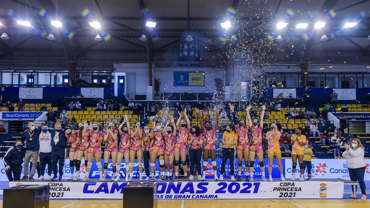 El CV CCO 7 Palmas levanta al cielo de Gran Canaria la Copa Princesa