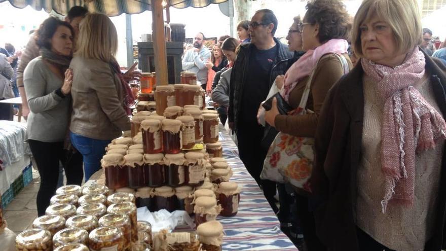 Mucho público en la Fira de la Mel de Llubí