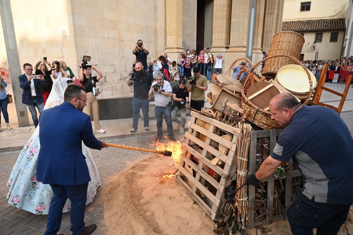 La reina de las fiestas, María Carmona, y el alcalde de Vila-real, José Benlloch, han prendido fuego a la tradicional &#039;foguera&#039; una vez finalizada la ofrenda a  Sant Pasqual.