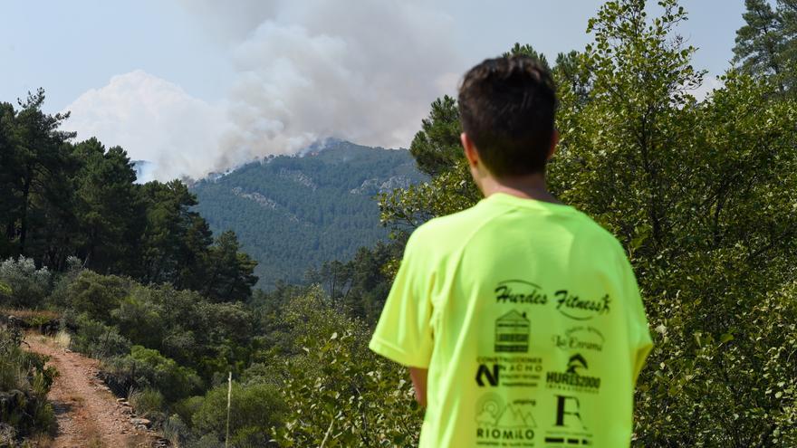 El incendio de Las Hurdes no cede tras una noche con mala evolución