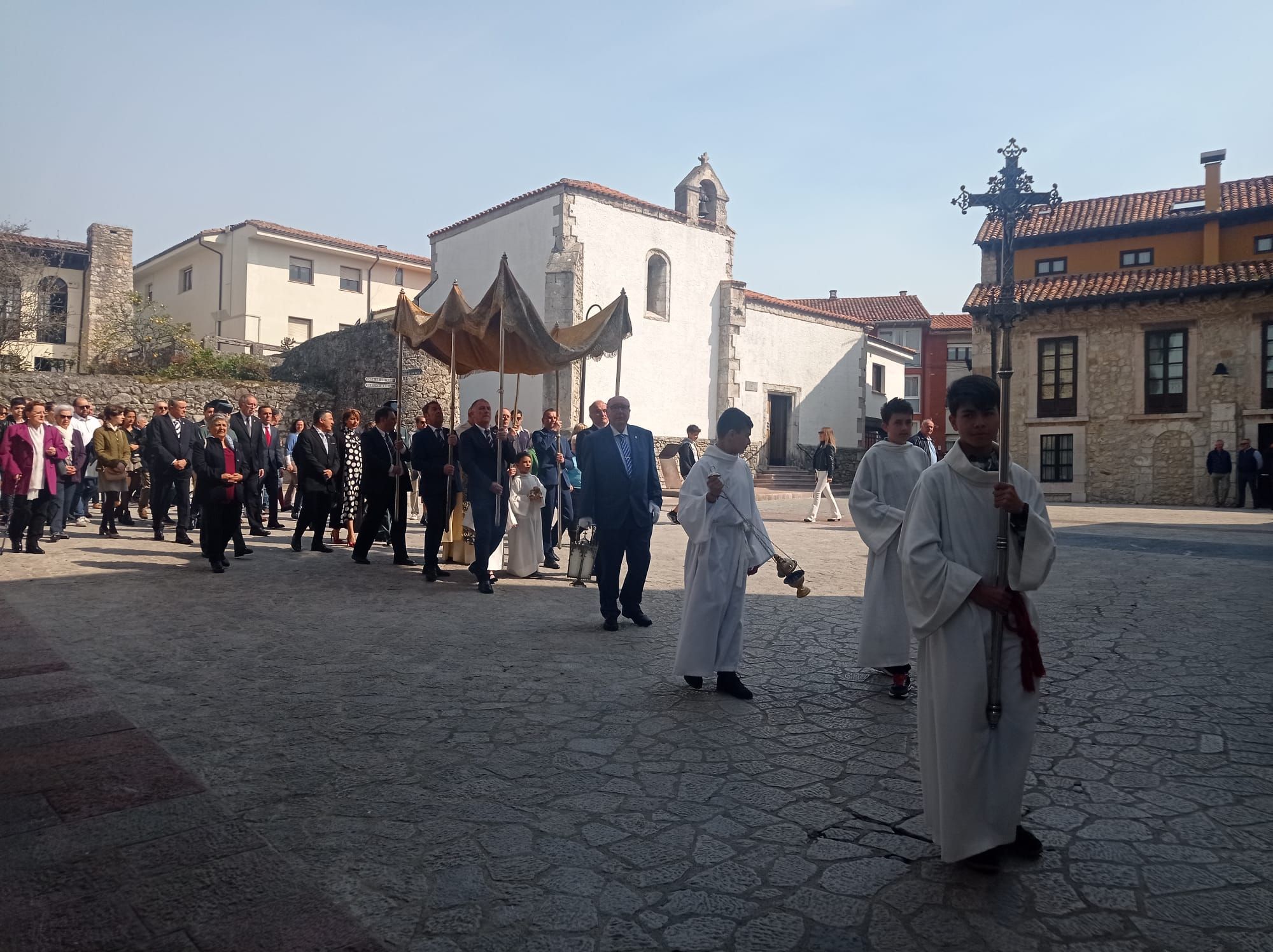 Emocionante procesión del Santo Encuentro en Llanes