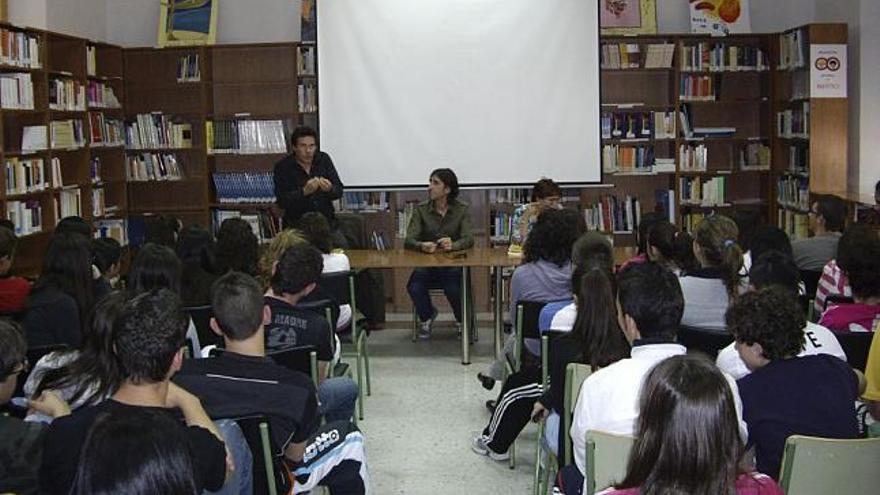 El autor firma ejemplares a alumnos del instituto.