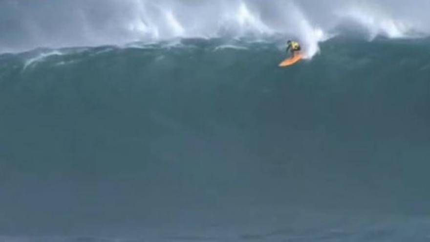 Olas de más de 15 metros en Hawai