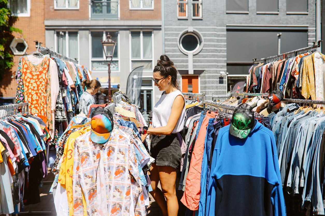 Comprar ropa de segunda mano es una forma de ser sostenible y ahorrar a la vez.