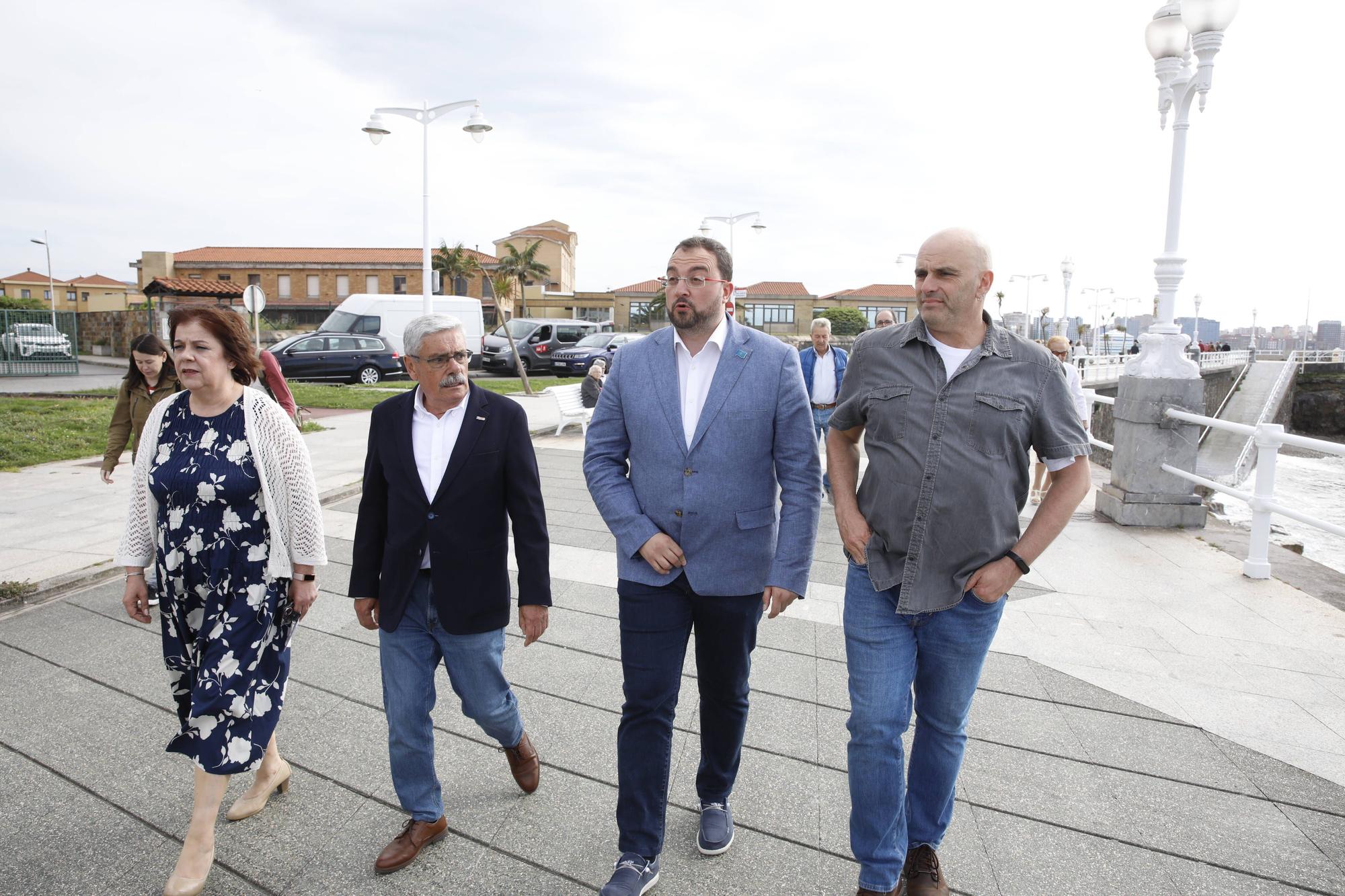 EN IMÁGENES:  Así fue el homenaje a los exiliados por la Guerra Civil y la posterior represión franquista organizado por los socialistas de Gijón junto a la estatua de "La Madre del Emigrante"