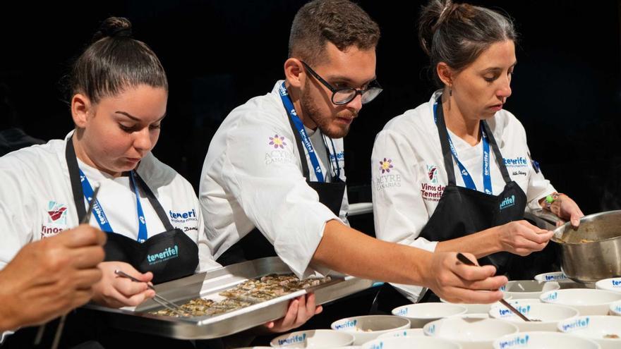 Cocineros y cocineras tinerfeños, en acción durante la última jornada de Gastronomika 2023. | | E.D.